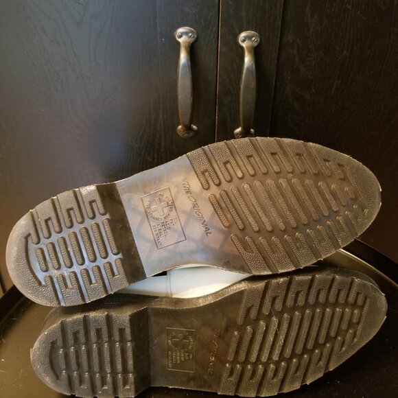 Dr Martens white leather Chelsea boots. Size 9 W. Lightly used. - Picture 3 of 14